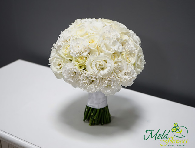 Белый букет невесты  с розами,эустомами и гвоздиками Фото